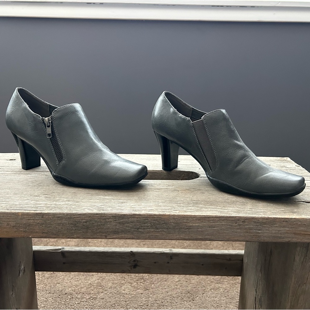 Aerosoles Gray bootie size 9M